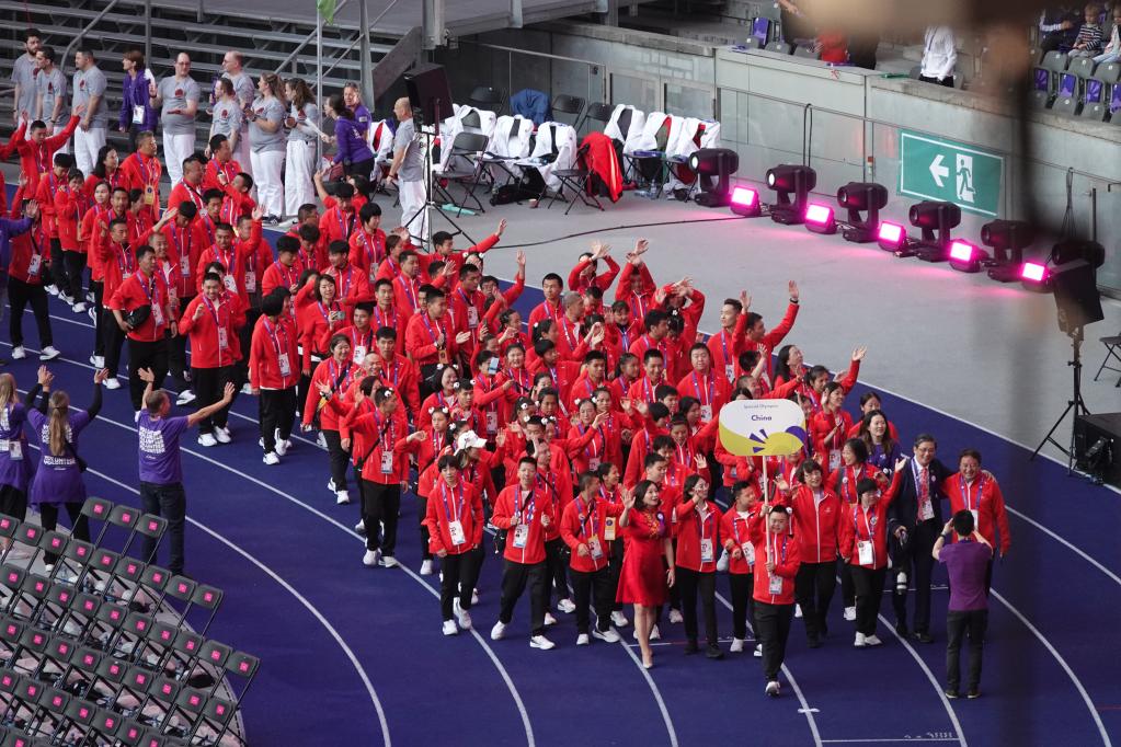 6月17日，中国代表团在开幕式上入场。新华社记者刘旸摄