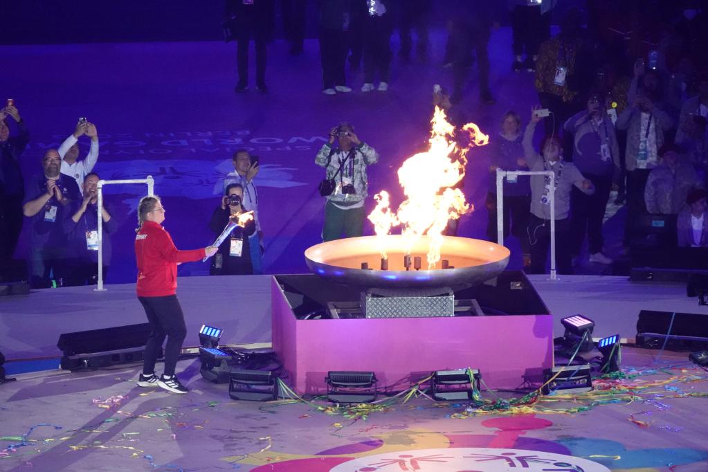 6月17日，德国特奥运动员索菲·伦斯曼点燃圣火。新华社记者刘旸摄