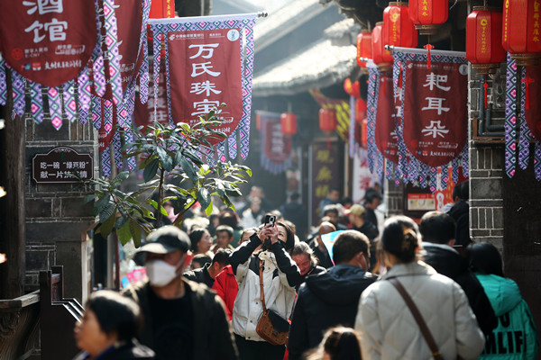 春节期间，游客在黔江区濯水景区老街游玩。黔江区委宣传部供图