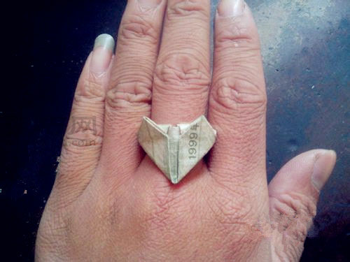 一元钱折纸戒指的方法，如何用钱叠桃心戒指？